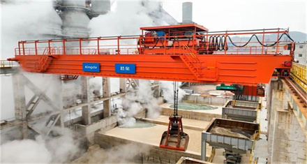 Intelligent double girder grab crane for slag handling